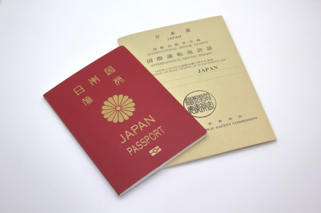 パスポートと国際免許証