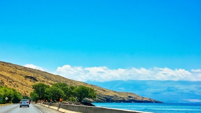 ハワイの海沿いをドライブ